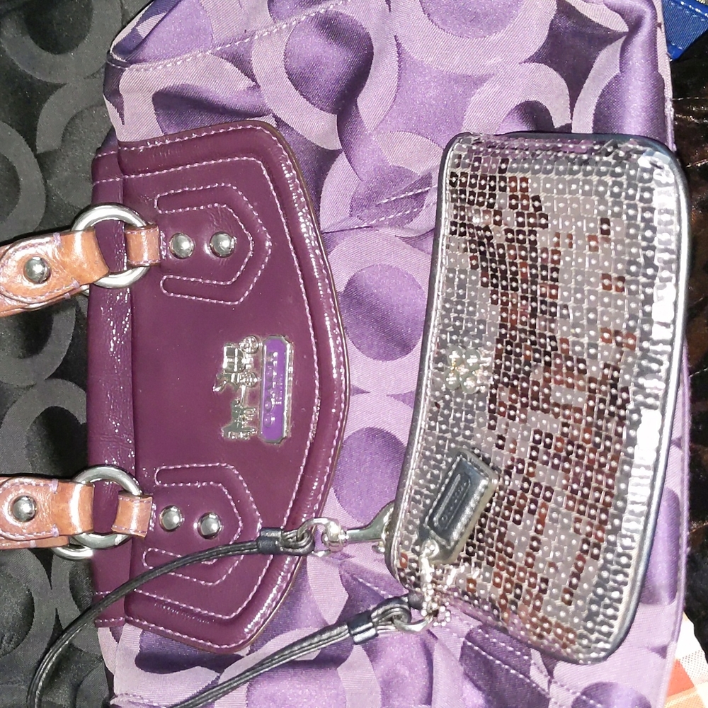 COACH SET RARE PURPLE MEDIUM HANDBAG WITH BEAUTIFUL NEW PURPLE SEQUENCE WRISTLET